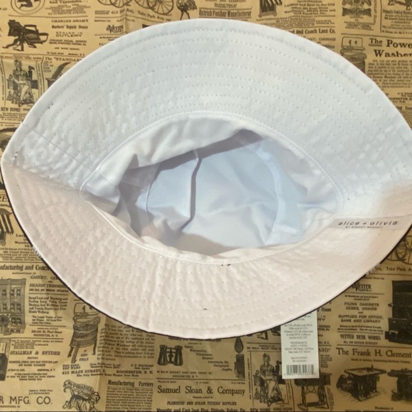 Alice & Olivia x FABFITFUN Reversible Bucket Hat - Picture 3 of 4